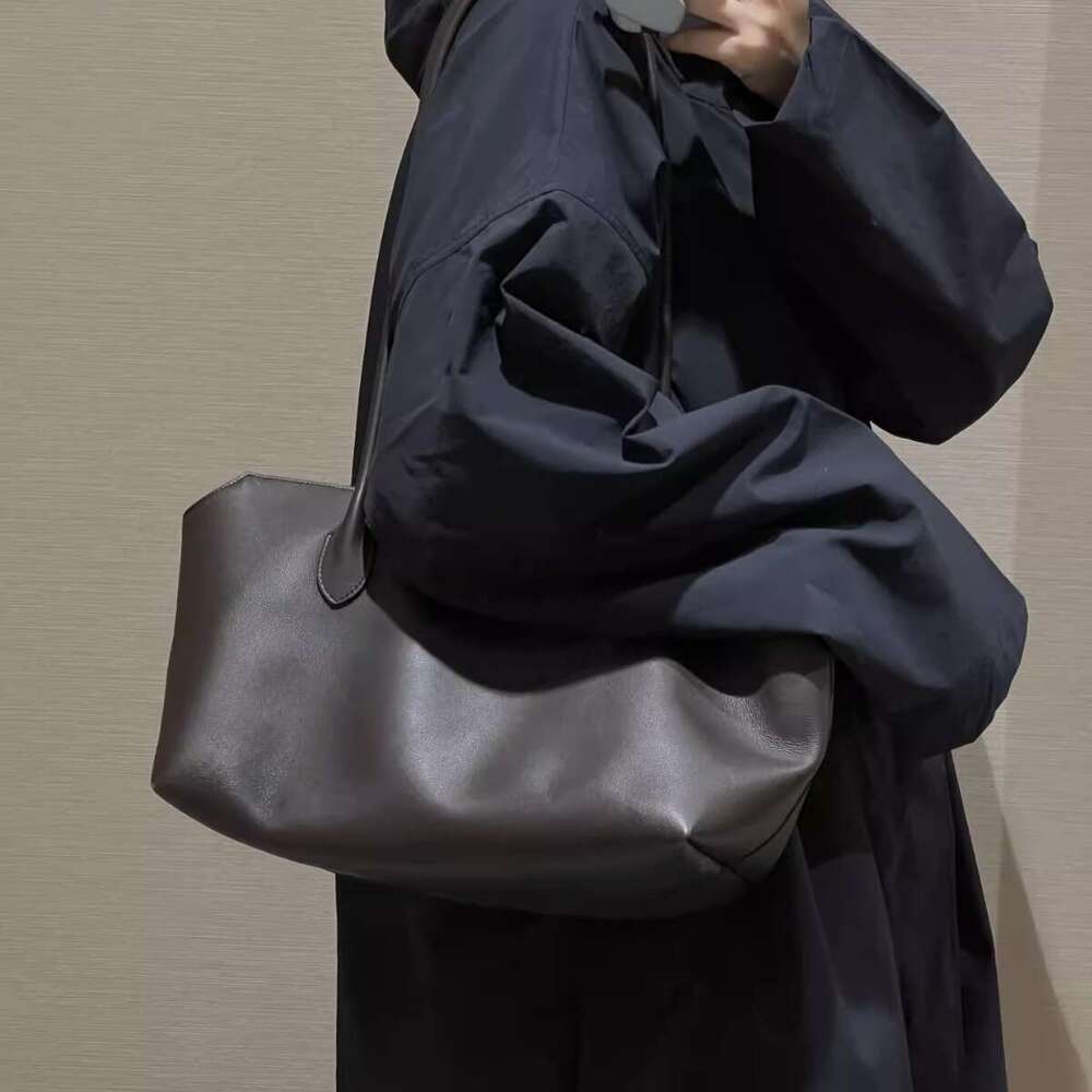 Elegant High-Capacity Row Genuine Leather Tote: Premium Travel Companion for Professionals