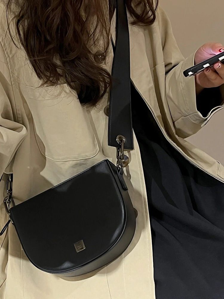 designer Half-Moon Saddle Bag for Women 2025 New Fashion Trendy Cool Black Chain Bag Ins Niche High-End Crossbody Bag