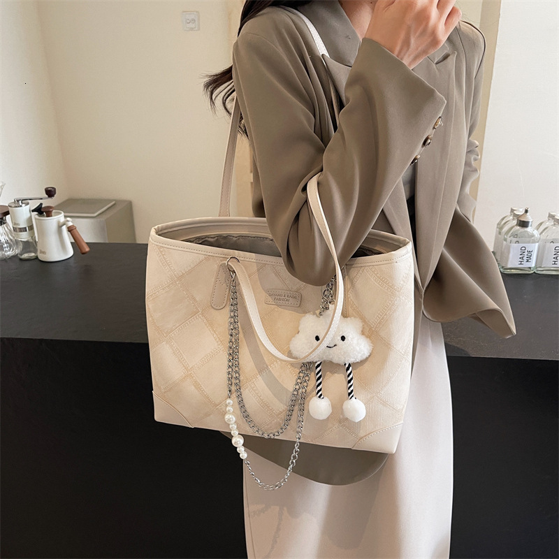 designer Large Capacity Bag for Women 2025 New Summer Fashion Simple Shoulder Bag Versatile Textured Commuter Stylish Tote Bag