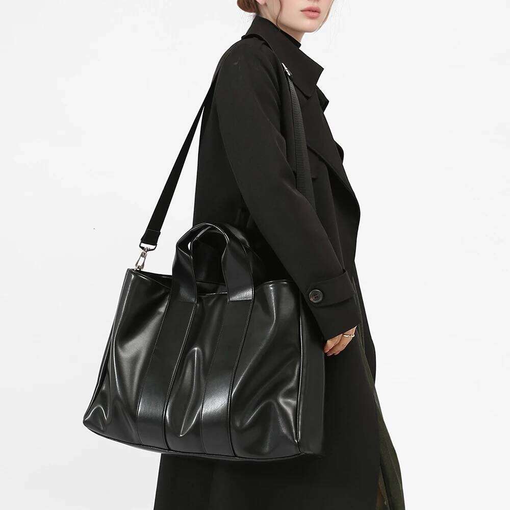 Hot Selling Women's Multi-Functional Commuting Handbag Designer Large Capacity Commuter New Niche Fashion Hand-Held Shoulder Bag Designer Bags