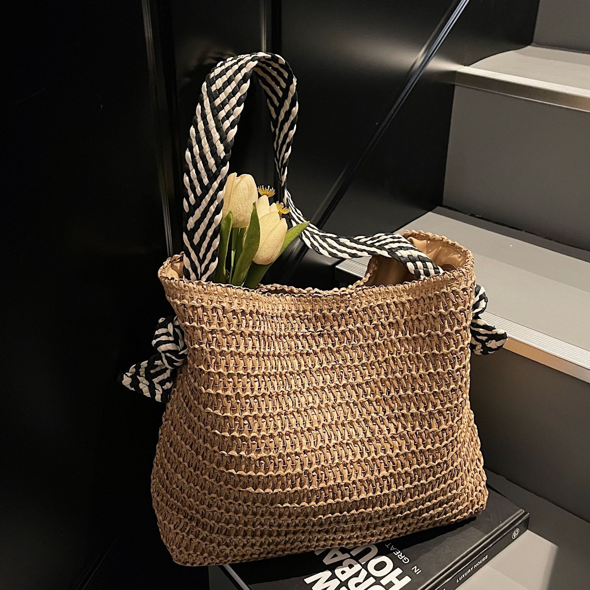 designer Summer Large Capacity Straw Woven Bag for Women 2025 New Beach Vacation Shoulder Bag Commuter Tote Bucke