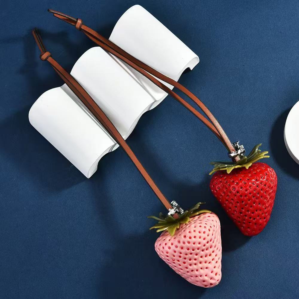 Charming Strawberry Key Chain Stylish Bag Charm for Womens Handbags Purses and Car Keys L250928YOIY