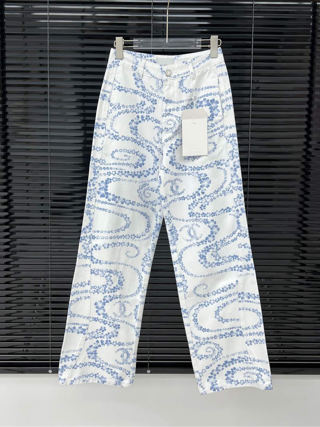 Chic Contemporary Ladies Skinny Fit Jeans by Renowned Brands L250724