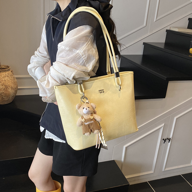 designer Casual Commuter Large Capacity Bag for Women 2025 New Summer Fashion Single Shoulder Underarm Bag Handheld Tote Bucket Bag