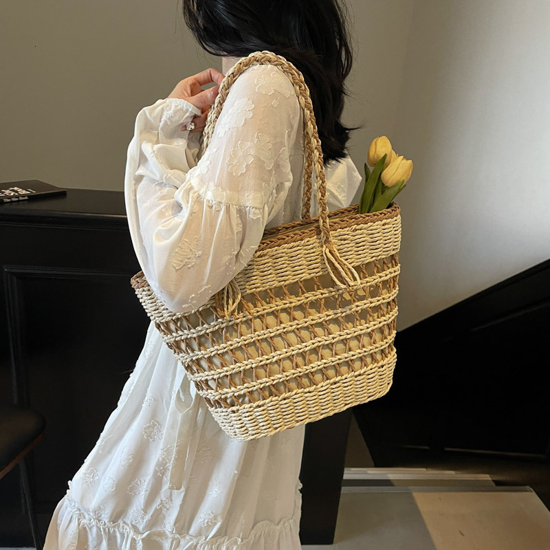 designer Handwoven Straw Shoulder Bag Versatile Large Capacity Tote Bag 2025 New Hollow Summer Beach Bag for Women