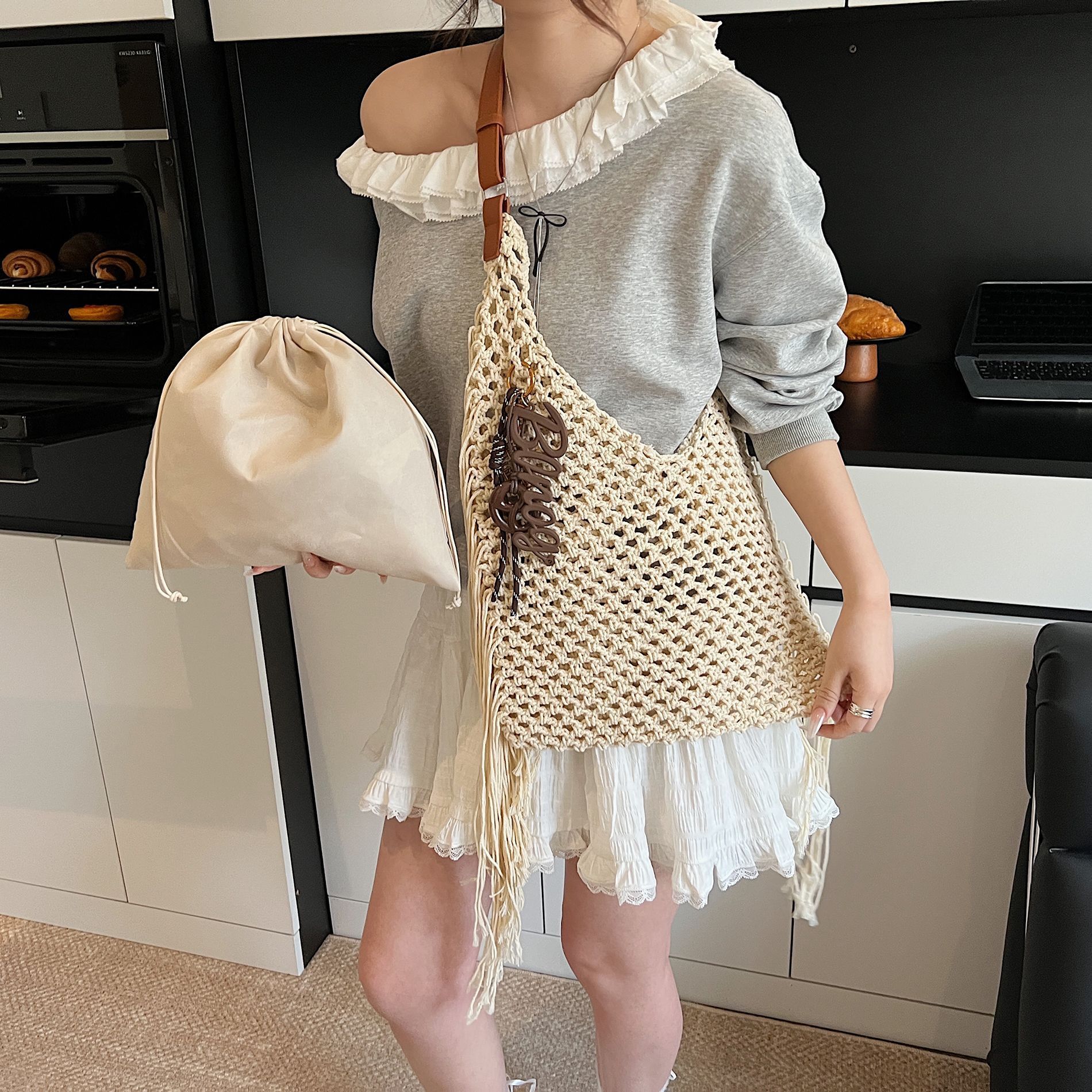designer Vintage Tassel Bag for Women Hollow Woven Beach Bag 2025 New Commuter Ladies Shoulder Versatile Tot