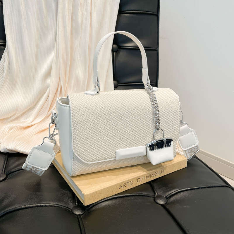 High-end Tote for Women 2025 New Niche Fashion Versatile Commuter Handbag Shoulder Crossbody Bag