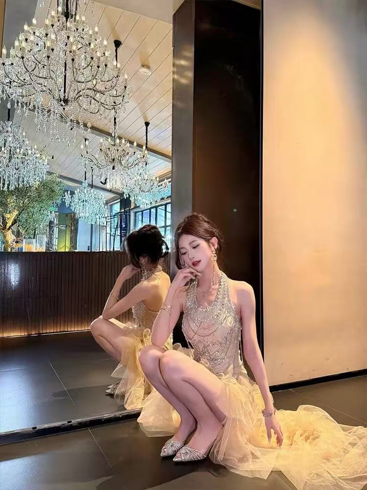 The halter dress exudes a sense of sophistication. It's a high-end, light and luxurious dress that covers the buttocks for patty's birthday 