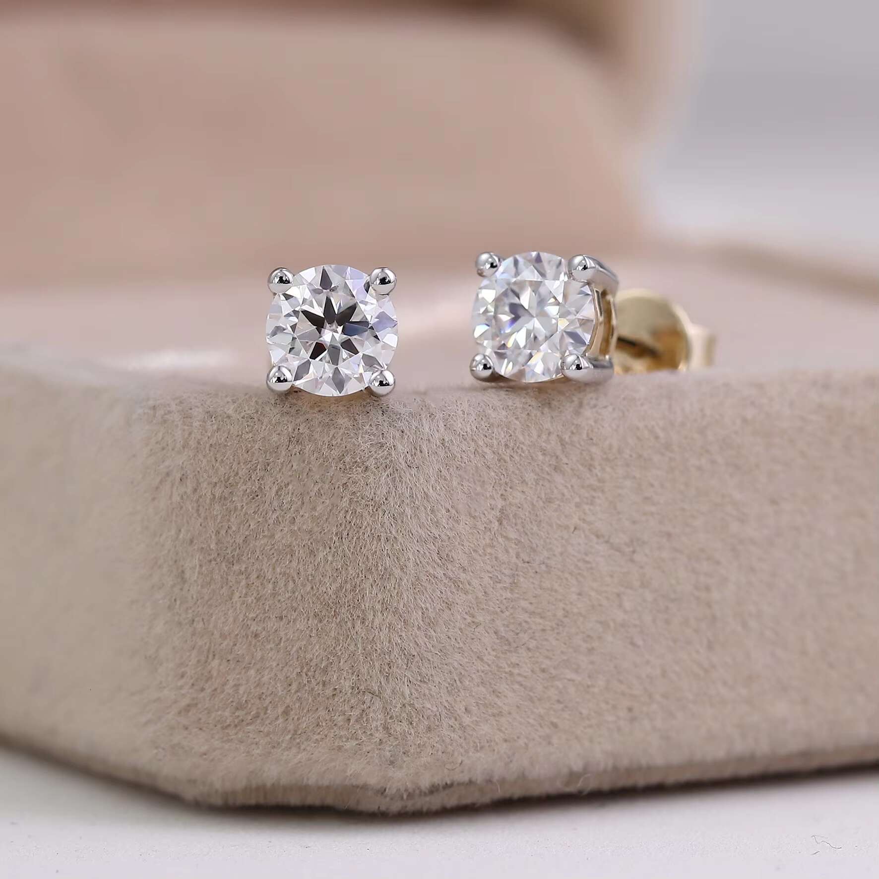 Luxury Classic 4 Claw VVS Moissanite Diamond Stud Earrings Fine Jewelry 10K Solid Gold Round Cut Moissanite Earrings