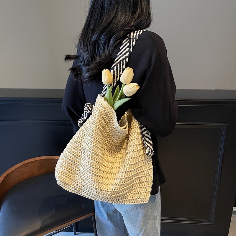 designer Summer Large Capacity Straw Woven Bag for Women 2025 New Beach Vacation Shoulder Bag Commuter Tote Bucke