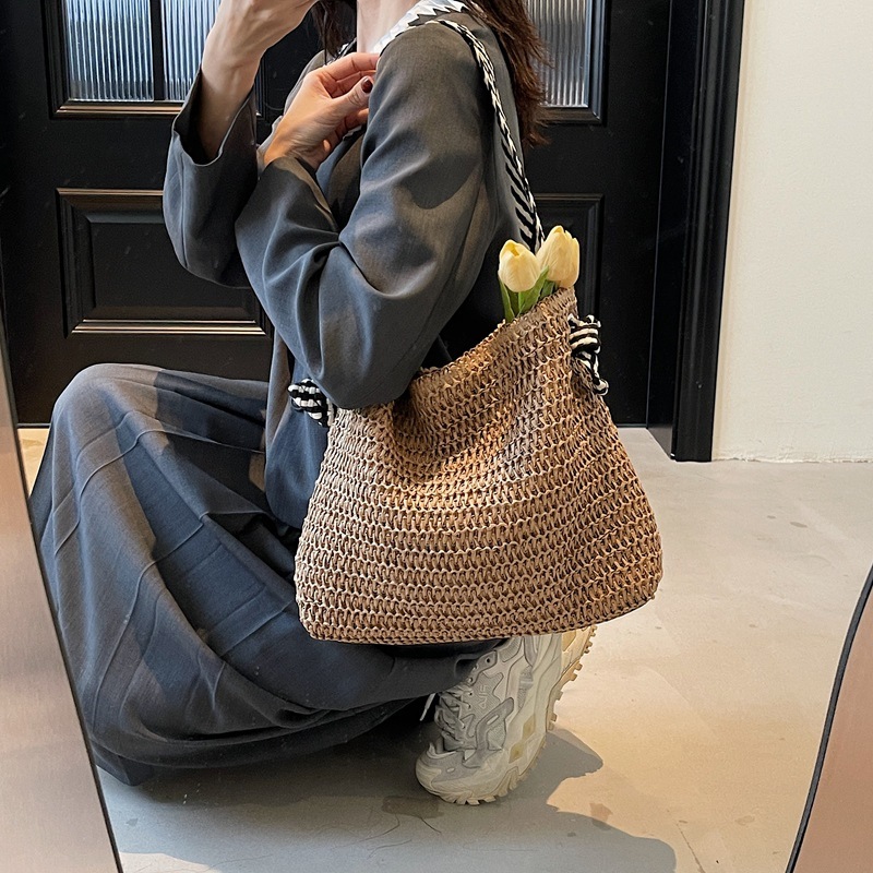 designer Summer Large Capacity Straw Woven Bag for Women 2025 New Beach Vacation Shoulder Bag Commuter Tote Bucke