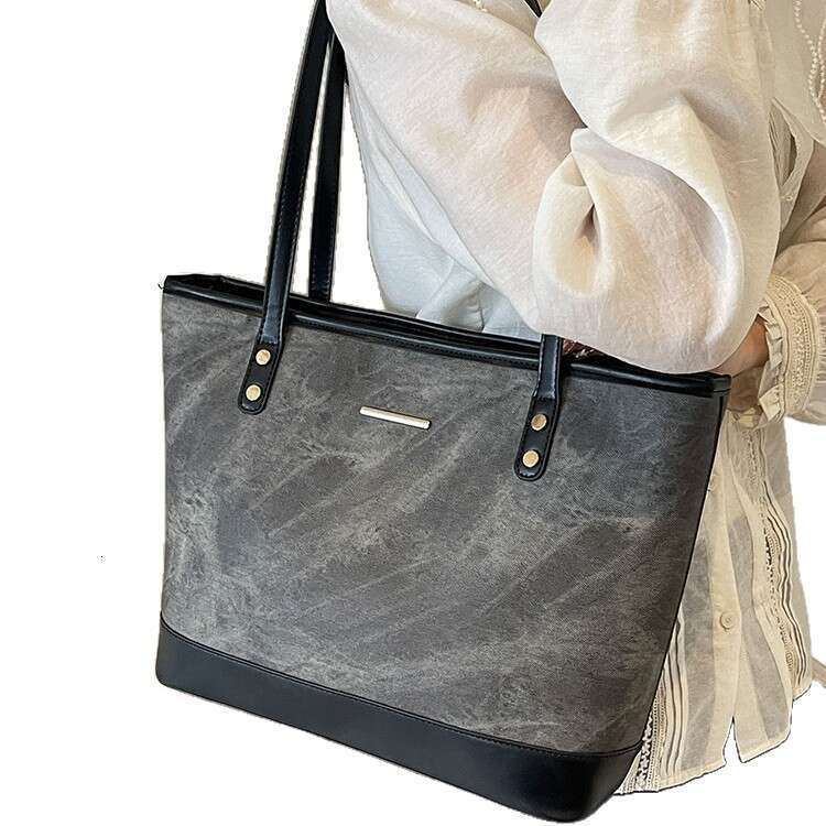 High-End for Women 2024 New Fashion Tote Large Capacity Commuter Versatile Handbag Shoulder Bag