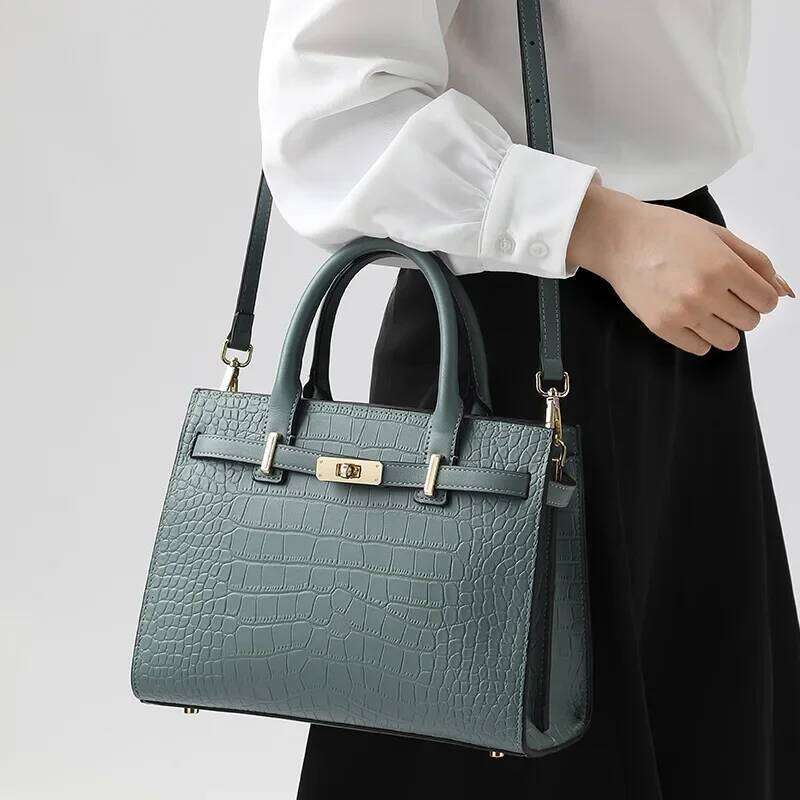 Sophisticated Vintage-Inspired Red Tote Purse: A Thoughtful Accessory Choice for Any Special Occasion