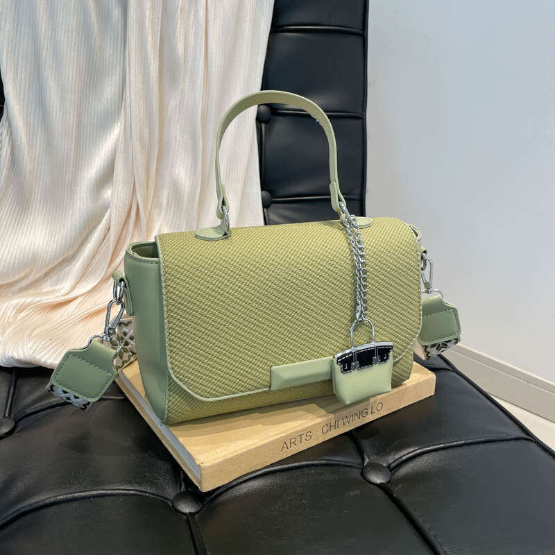 High-end Tote for Women 2025 New Niche Fashion Versatile Commuter Handbag Shoulder Crossbody Bag