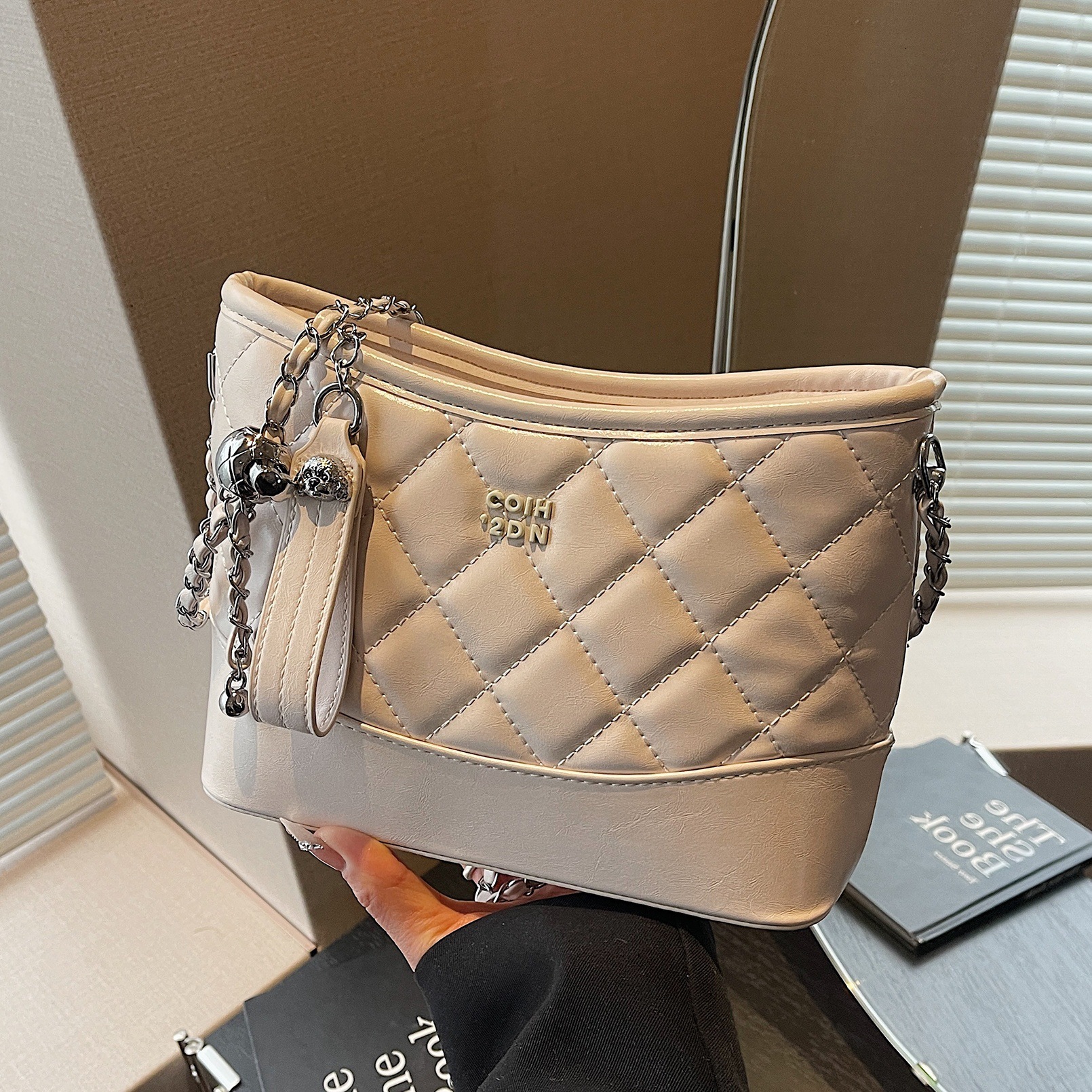 designer Large Capacity Bag for Women 2025 Spring Summer New Trend Quilted Chain Shoulder Crossbody Bag Versatile Simple Underarm Bag