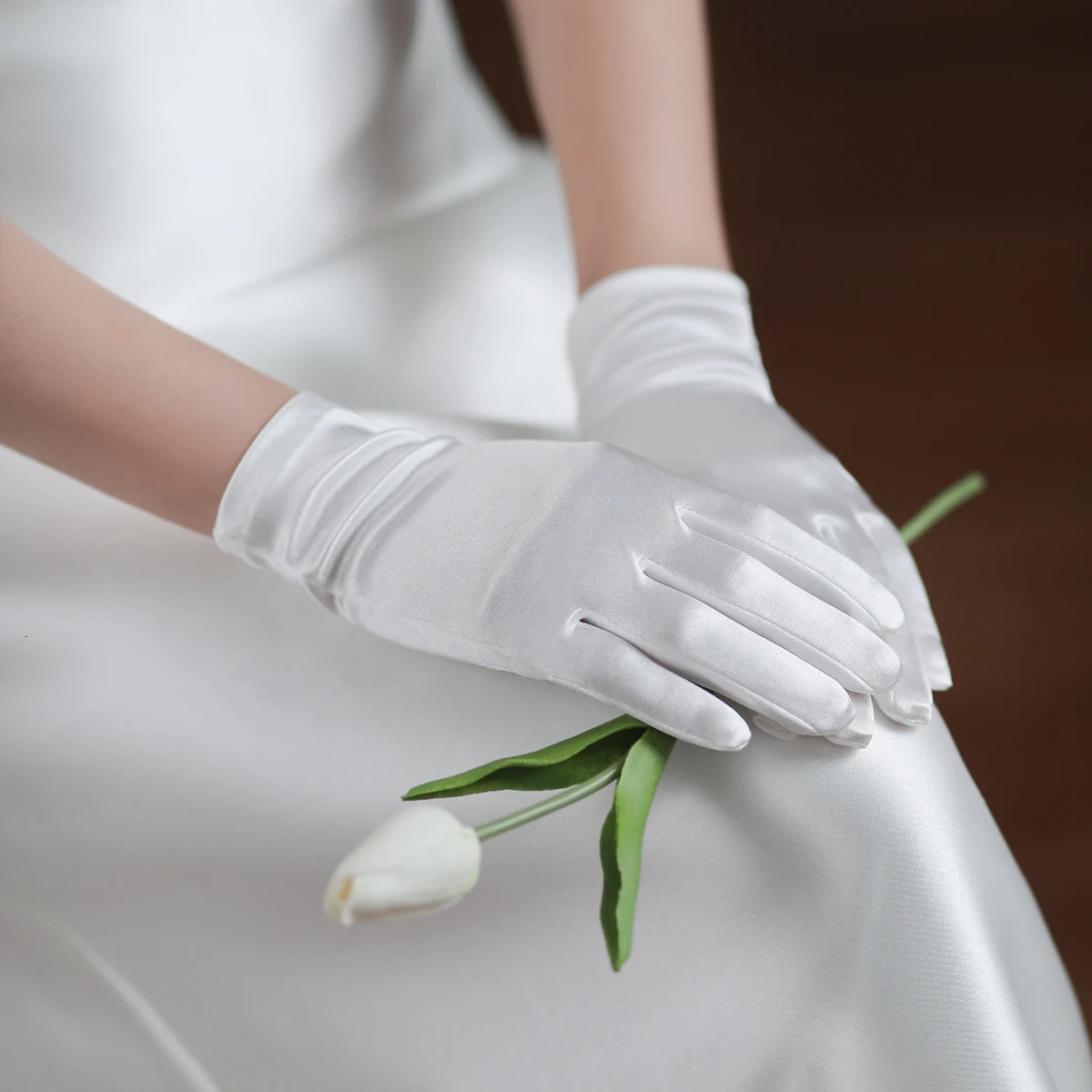 WG066 Elegant Satin White Short Bridal Gloves Finger Wrist Brides Bridesmaid Handschuh Women Pageant Perform Prom Accessories 250603