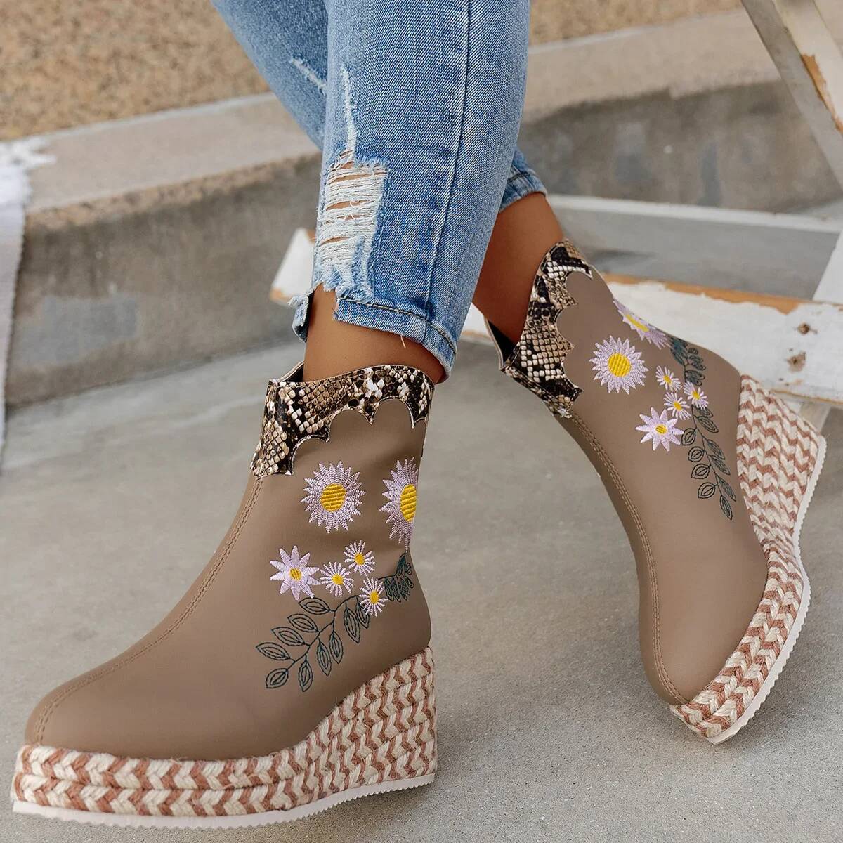 Ddmyoutdoor Brand Fashion Embroidery Mid Calf For Women Wedge Platform Retro Ethnic Style Female High Heels Knight Boots Outdoor Shoes