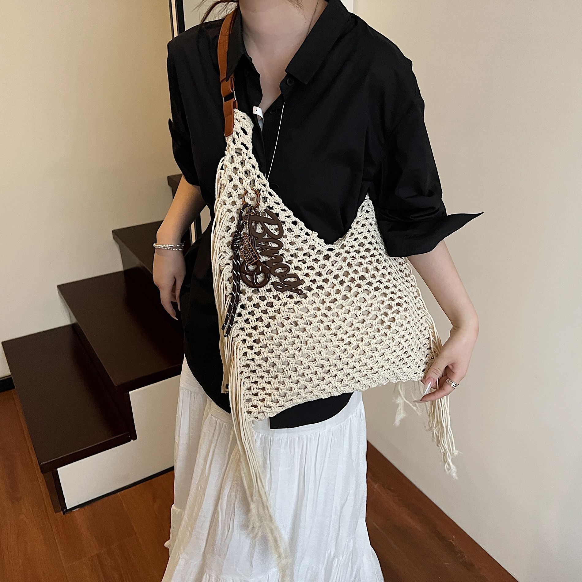 designer Vintage Tassel Bag for Women Hollow Woven Beach Bag 2025 New Commuter Ladies Shoulder Versatile Tot