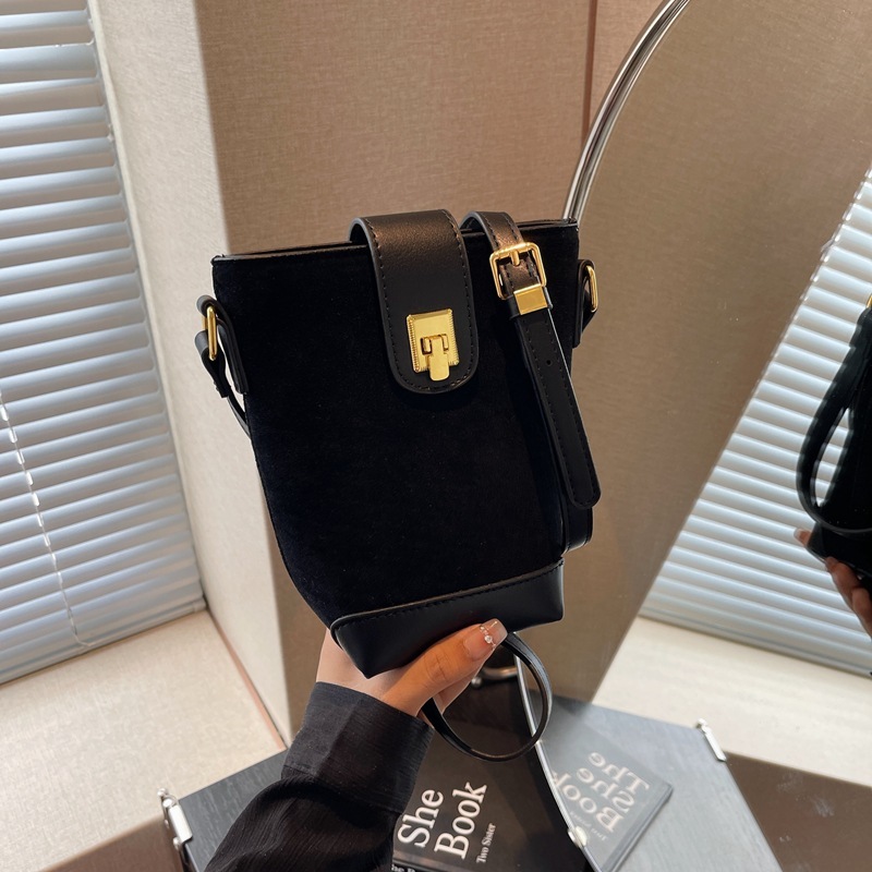designer Vintage Versatile Bucket Bag for Women Korean Style Niche Simple Casual Shoulder Bag 2025 New Trendy Fashion Crossbody Bag