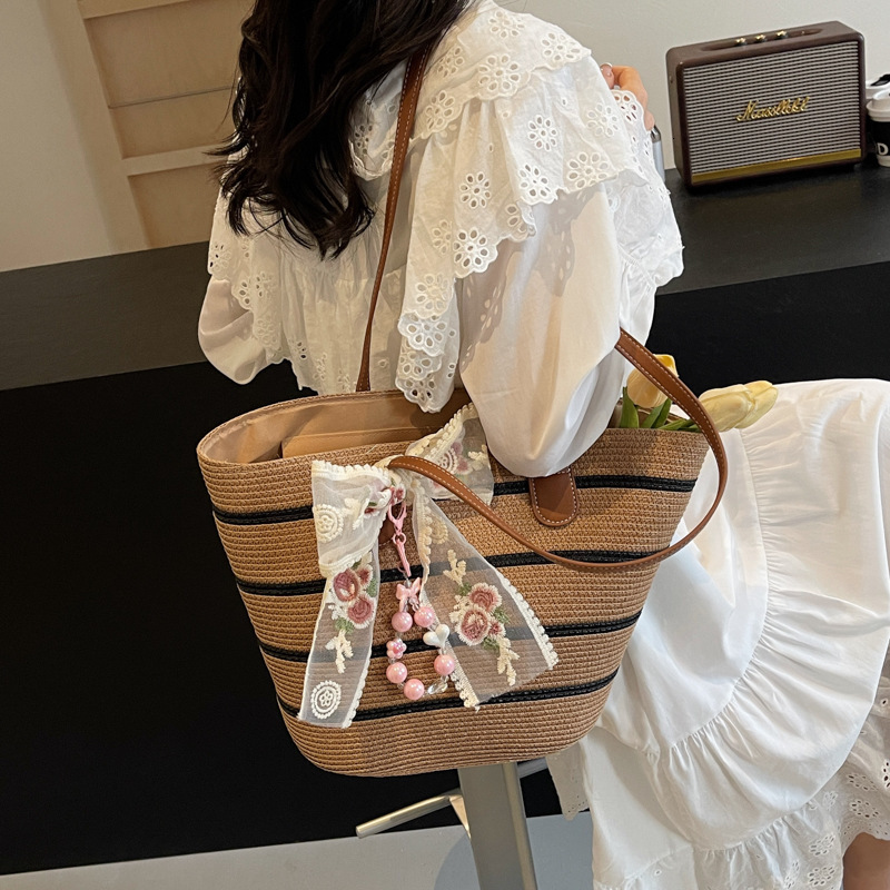 designer Straw Woven Bag for Women Large Capacity 2025 New Beach Vacation Woven Bag Hot Style Single Shoulder Tote Bucket Bag