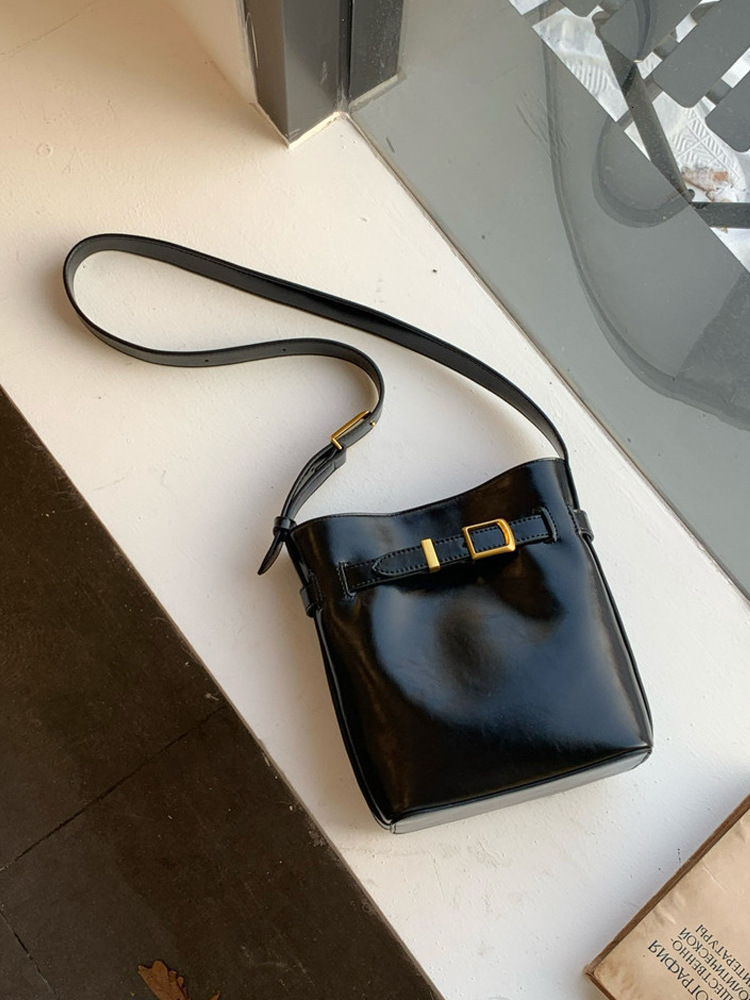 designer 2025 New Korean Niche Oil Wax Leather Simple Small Bucket Bag Retro Single Shoulder Crossbody Casual Small Bag for Women