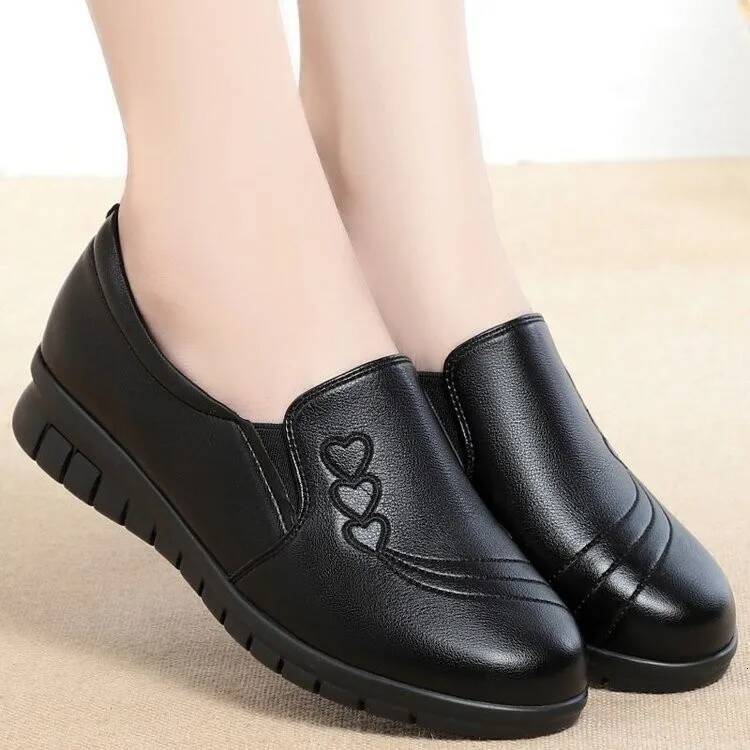 Ddmyoutdoor Soft Soled Mother Black Single Non Slip Casual Comfortable Middle Aged Flat Ladies Leather Shoes Outdoor Shoes