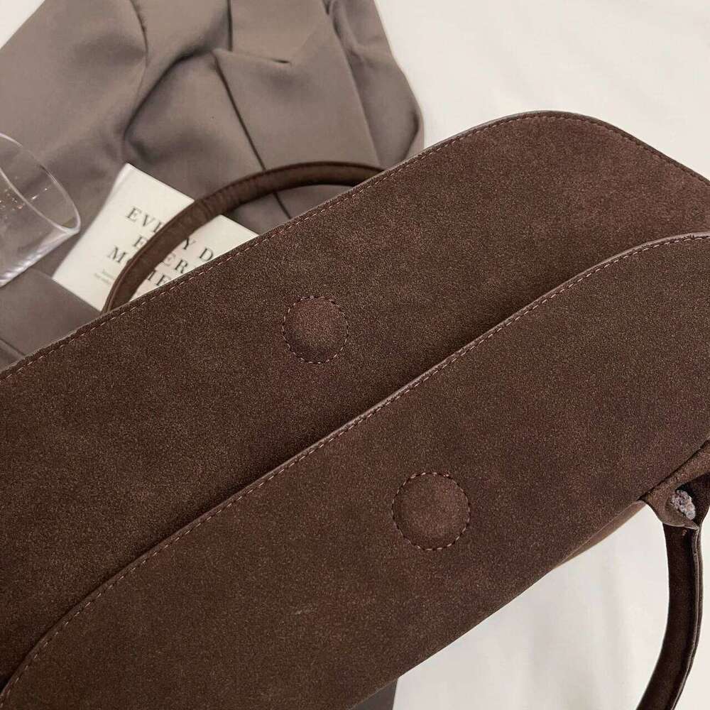 Elegantly Crafted Imitation Animal Print Bags: A Statement Piece from Top Designers