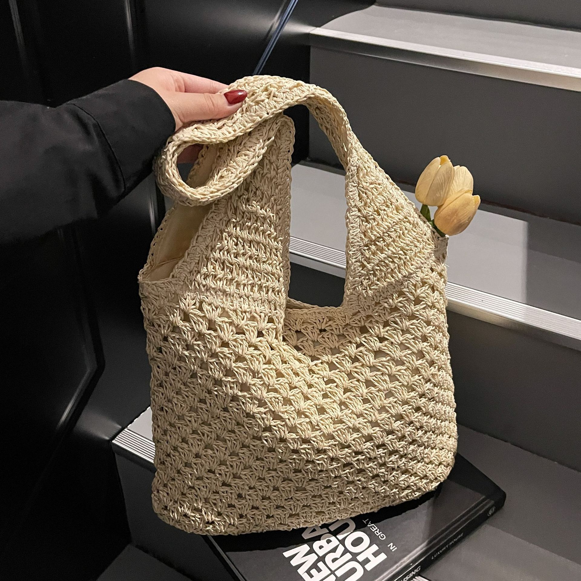 designer Casual Hollow Out Straw Woven Shoulder Bag New Summer Handheld Mesh Underarm Bag for Women Beach Vacation Beach Bag