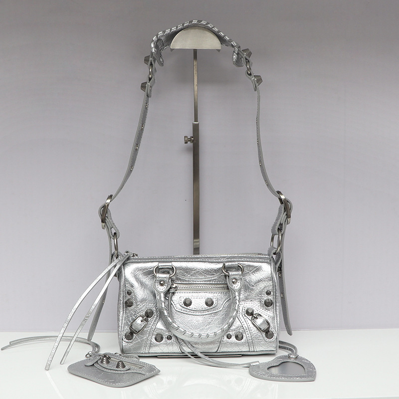 New Style High-Quality Le Mini Travel Bag Heavy Craft Super Popular Rivet Motorcycle Bag Women Genuine Leather Crossbody Handbag New Free Delivery Des
