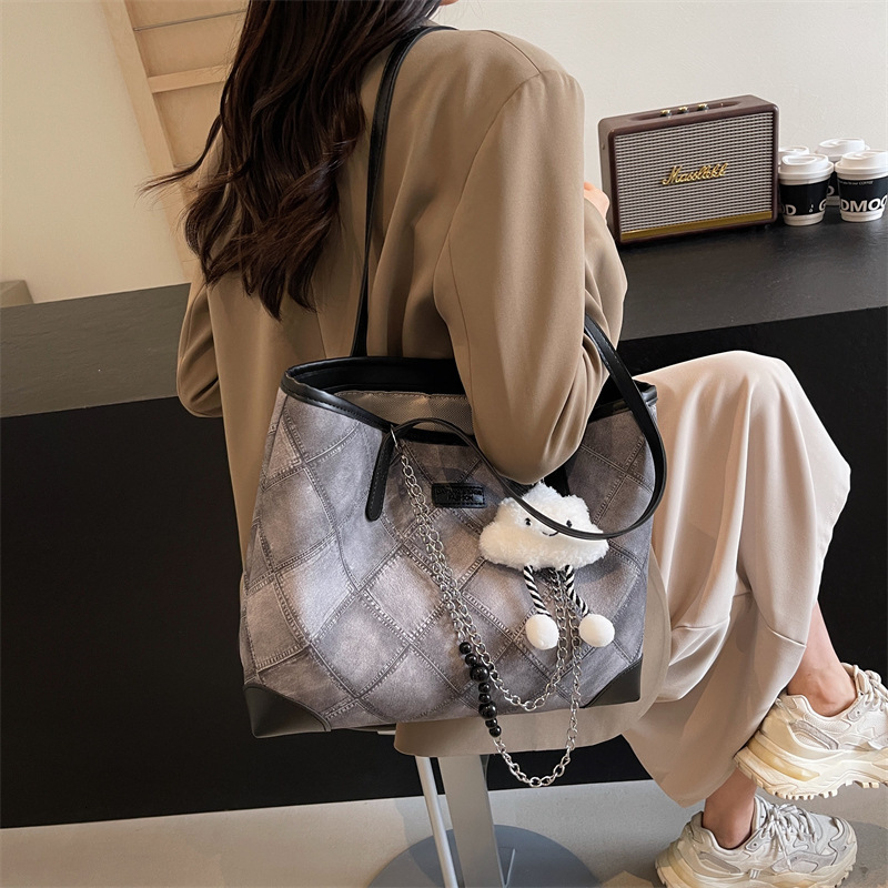 designer Large Capacity Bag for Women 2025 New Summer Fashion Simple Shoulder Bag Versatile Textured Commuter Stylish Tote Bag