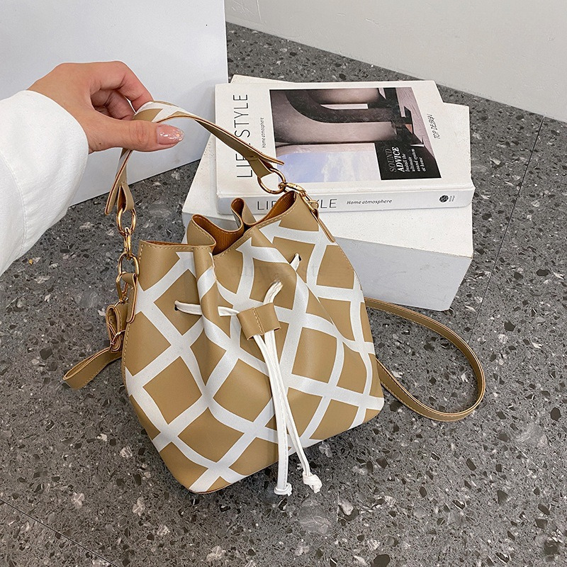 Free shipping 2025 new designer trendy bag, bucket bag, casual simple Western style large capacity women's crossbody bag wallet