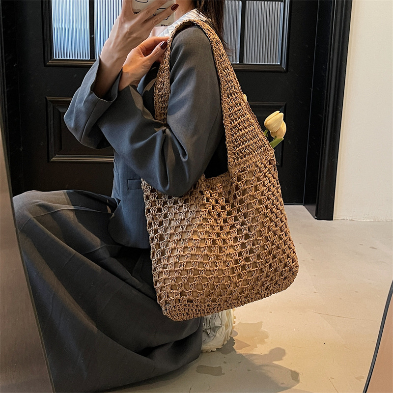 designer Casual Hollow Out Straw Woven Shoulder Bag New Summer Handheld Mesh Underarm Bag for Women Beach Vacation Beach Bag
