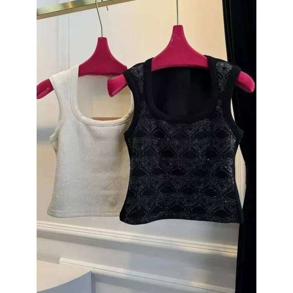 Heavy-duty rhinestones are fashionable versatile, they wear suspenders and vests inside. Summer women's new slim tops.