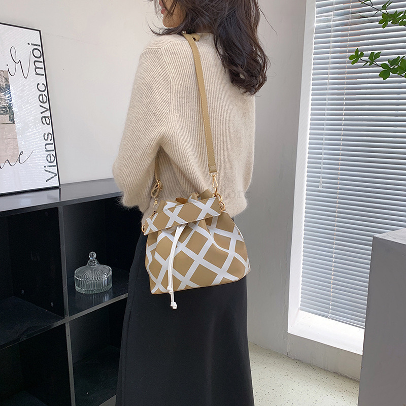 Free shipping 2025 new designer trendy bag, bucket bag, casual simple Western style large capacity women's crossbody bag wallet