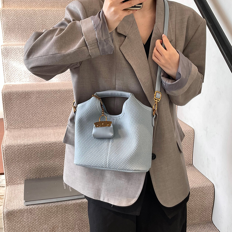 designer Vintage Niche Handbag for Women 2025 New Trend High-end Commuter Large Capacity Shoulder Crossbody Bag Mother Bag