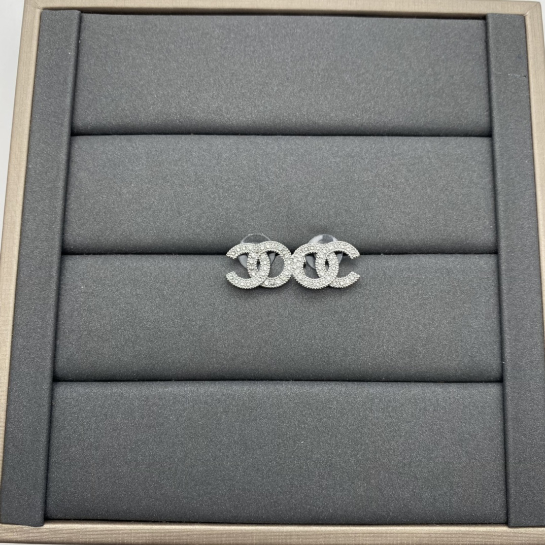 Fashionable and simple stud earrings, women's luxurious designer earrings, jewelry, wedding gifts