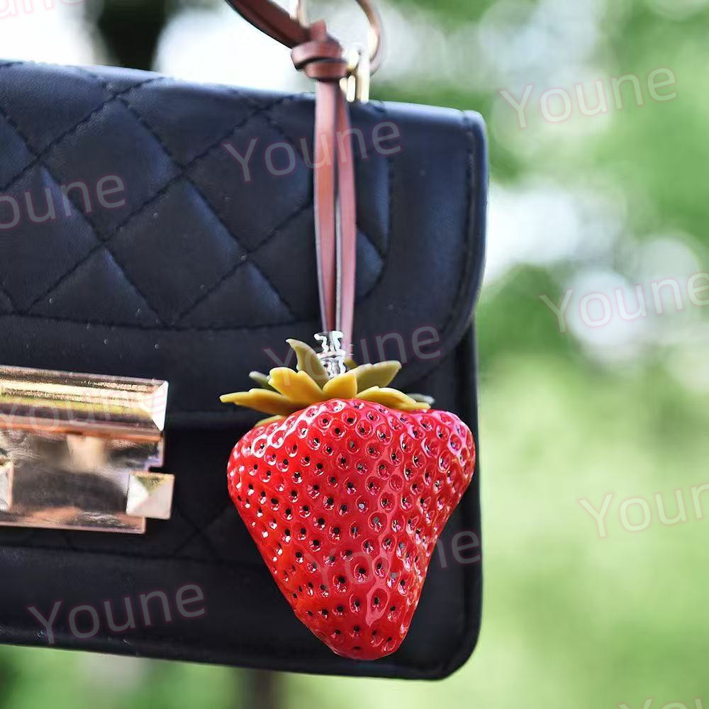 Charming Strawberry Key Chain Stylish Bag Charm for Womens Handbags Purses and Car Keys L250928YOIY