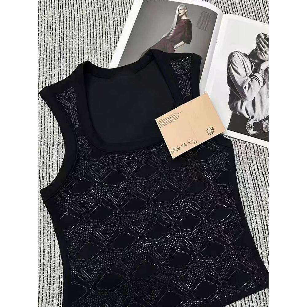Heavy-duty rhinestones are fashionable versatile, they wear suspenders and vests inside. Summer women's new slim tops.