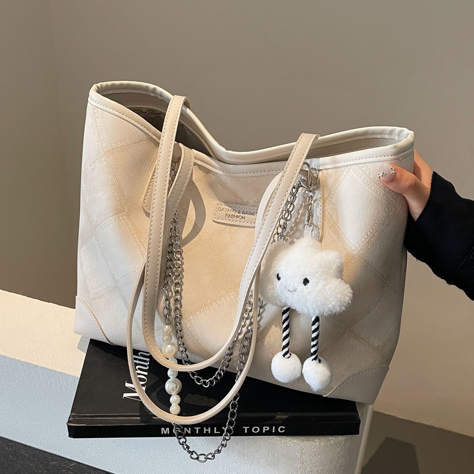 designer Large Capacity Bag for Women 2025 New Summer Fashion Simple Shoulder Bag Versatile Textured Commuter Stylish Tote Bag