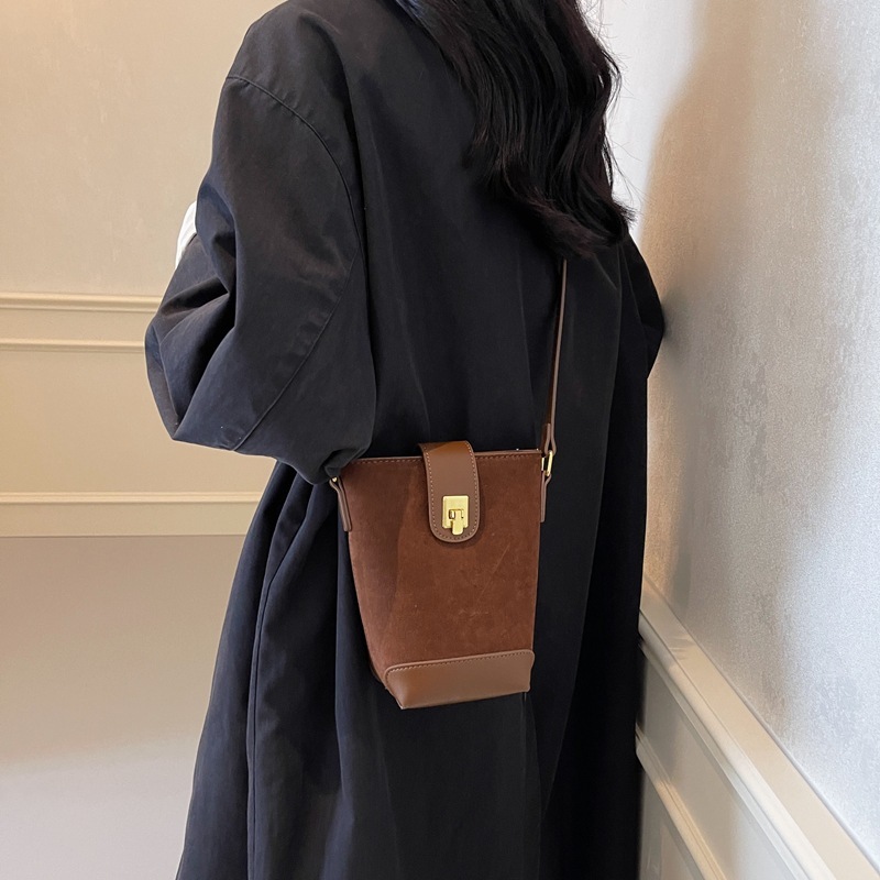 designer Vintage Versatile Bucket Bag for Women Korean Style Niche Simple Casual Shoulder Bag 2025 New Trendy Fashion Crossbody Bag