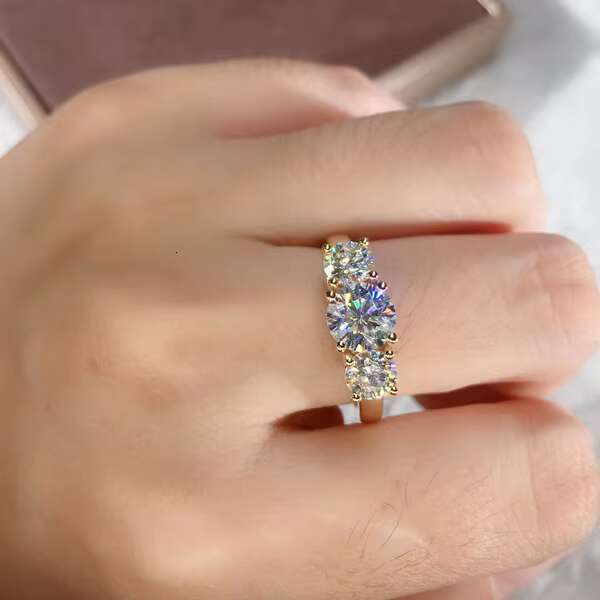 Roomy New Arrival 9K Soild White Gold Ring Three Stone Round Diamond Cut Moissanite Engagement Rings Jewelry