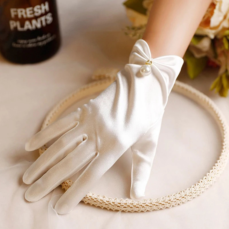 Elegant Pearl Driving White Mittens Bridal Wedding Banquet Accessories Short Satin Elastic Etiquette Dress Gloves 250603