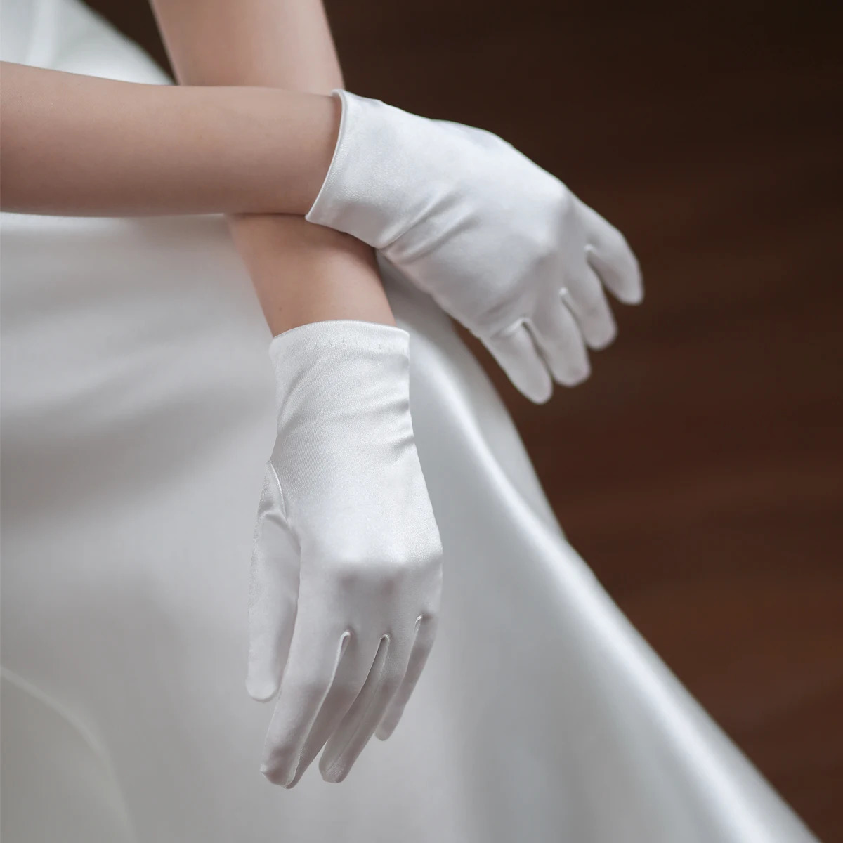 WG066 Elegant Satin White Short Bridal Gloves Finger Wrist Brides Bridesmaid Handschuh Women Pageant Perform Prom Accessories 250603