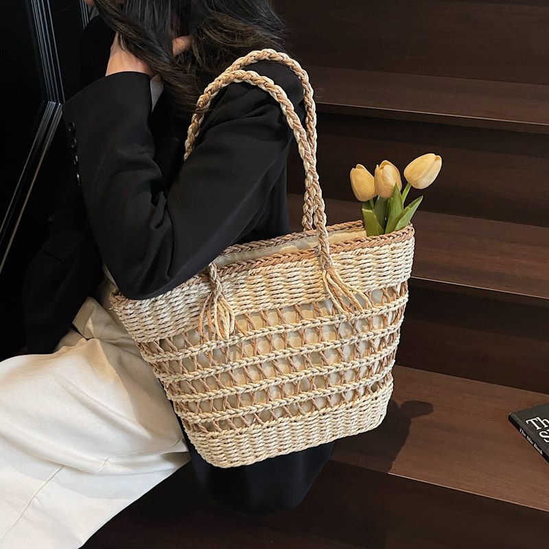 designer Handwoven Straw Shoulder Bag Versatile Large Capacity Tote Bag 2025 New Hollow Summer Beach Bag for Women
