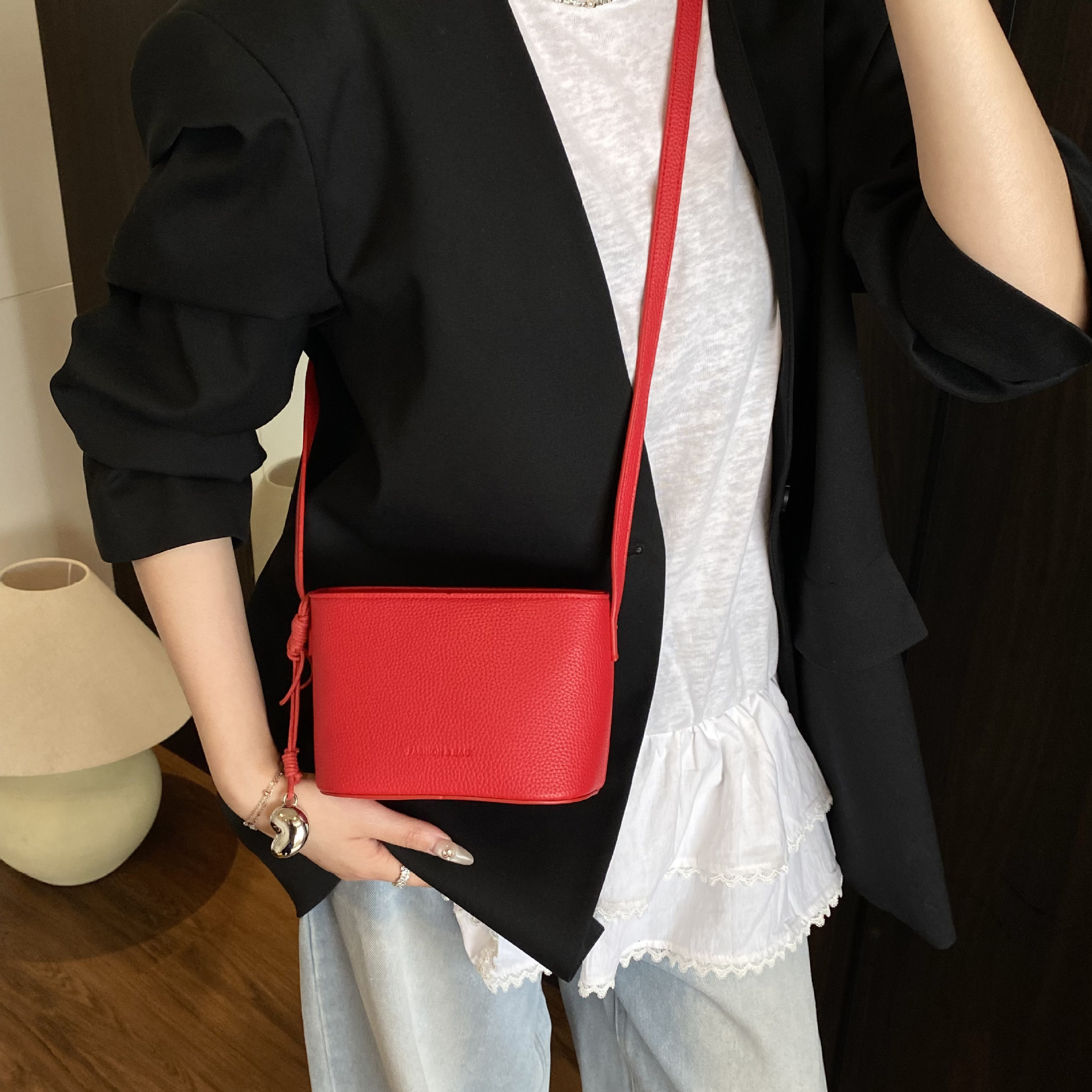 designer Niche Design Korean Style Fashion Casual Shoulder Bag for Women 2025 New Commuter Crossbody Small Bag Handheld Bucket Bag