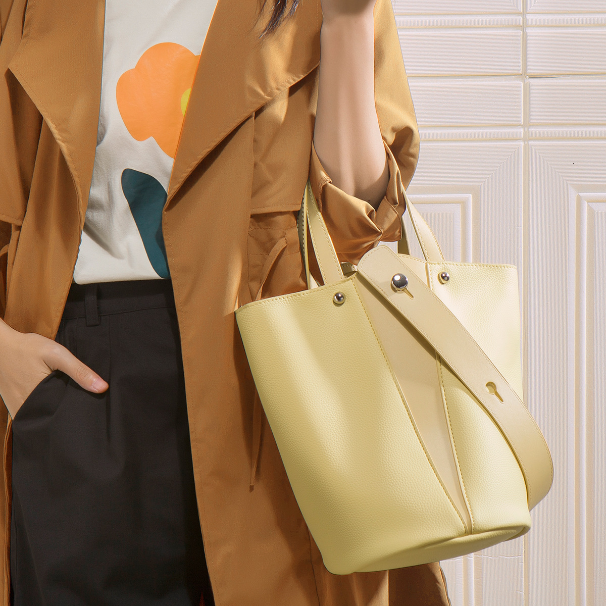 Free Designer Bags Shipping High-quality Soft Leather Bag For Women Luxury 2025 Summer New Commuter Large Capacity Bucket Bag With Design Sense Handba