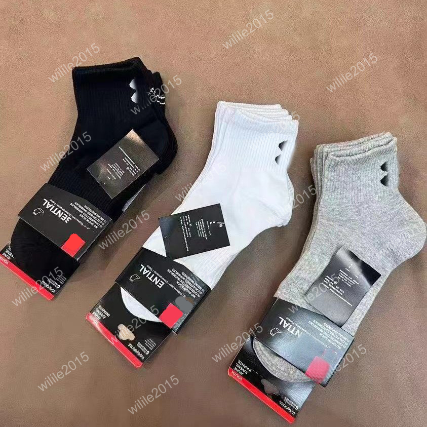 Four seasons style socks, a trendy brand of solid black, white and gray mid-calf sports socks, 5 pairs of cotton socks per card