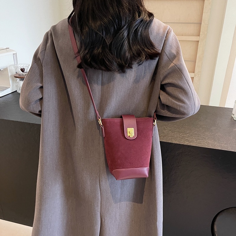 designer Vintage Versatile Bucket Bag for Women Korean Style Niche Simple Casual Shoulder Bag 2025 New Trendy Fashion Crossbody Bag