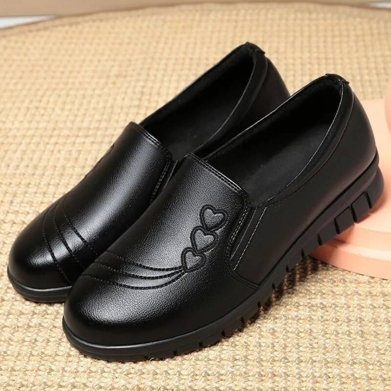Ddmyoutdoor Soft Soled Mother Black Single Non Slip Casual Comfortable Middle Aged Flat Ladies Leather Shoes Outdoor Shoes