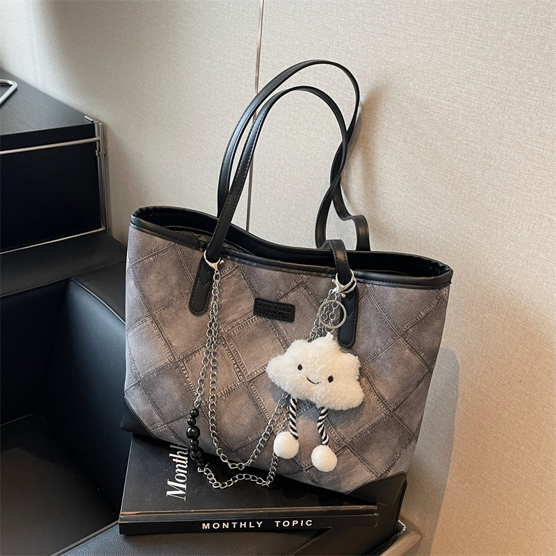 designer Large Capacity Bag for Women 2025 New Summer Fashion Simple Shoulder Bag Versatile Textured Commuter Stylish Tote Bag